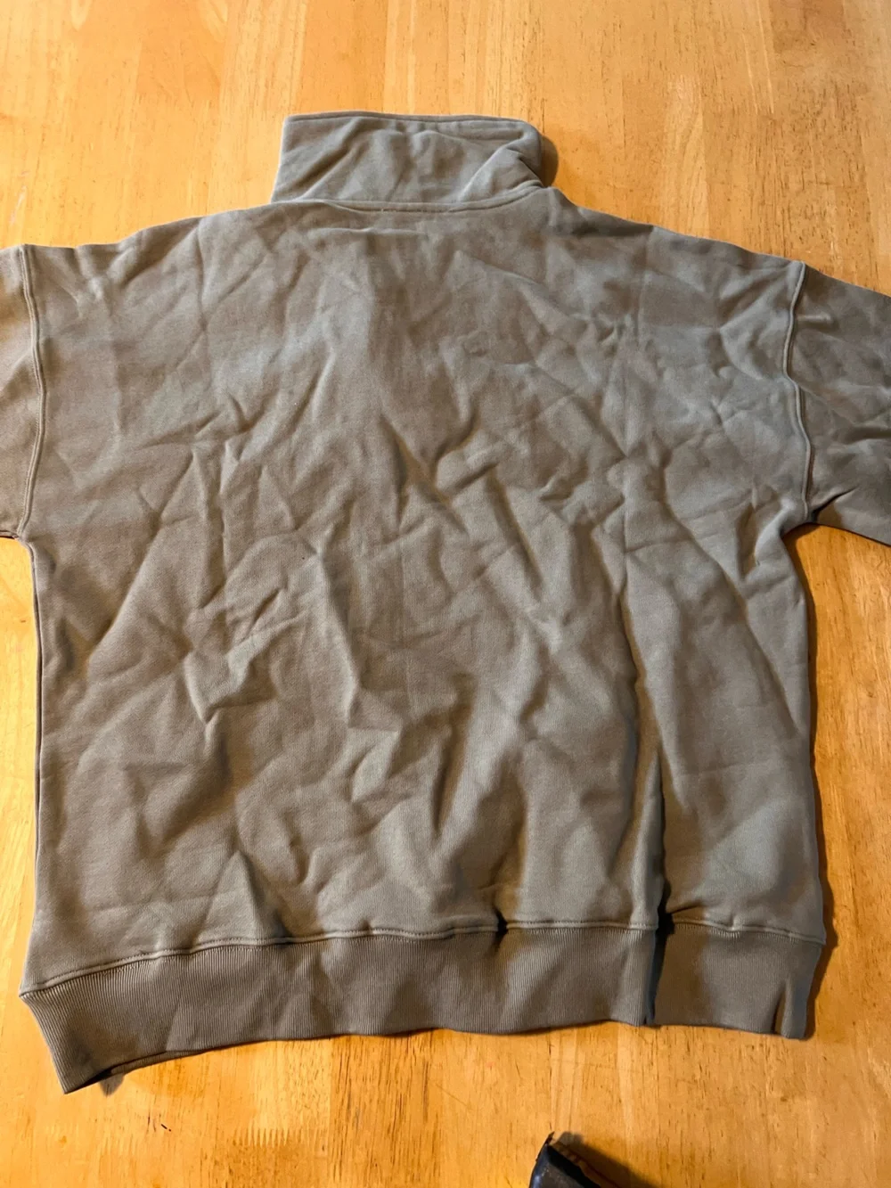 COMMON MARKET Men's Half-Zip Pullover Sweater in Olive gray